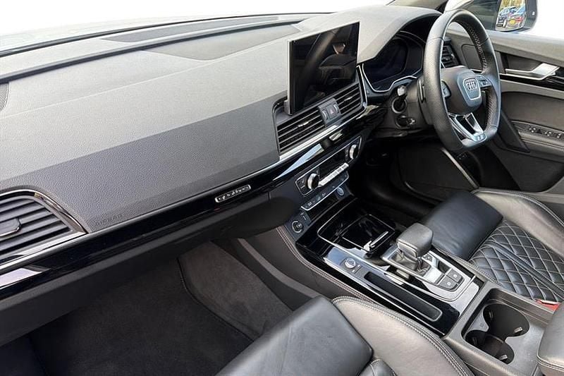 Used Audi Q5 Comfort 299 HP (219 kW) 2021 Glacier white SUV