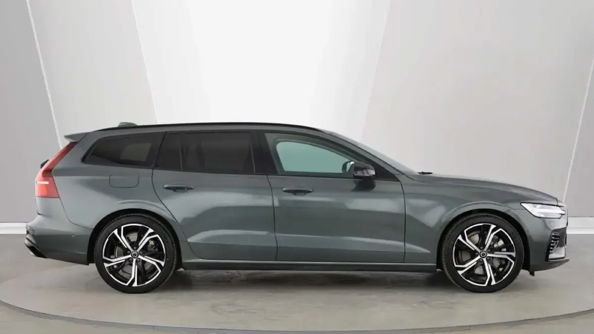Used Volvo V60 Ultra 449 HP (330 kW) 2025 Green Estate