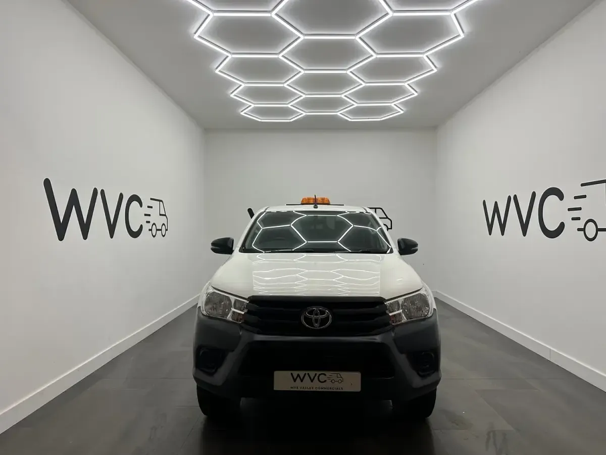 Used Toyota HiLux Active 150 HP (110 kW) 2020 White Pickup