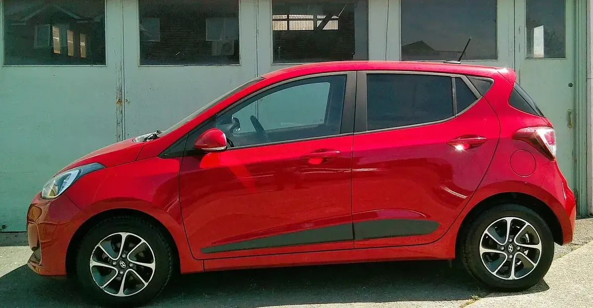 Used Hyundai i10 Premium 66 HP (48 kW) 2017 Red Hatchback