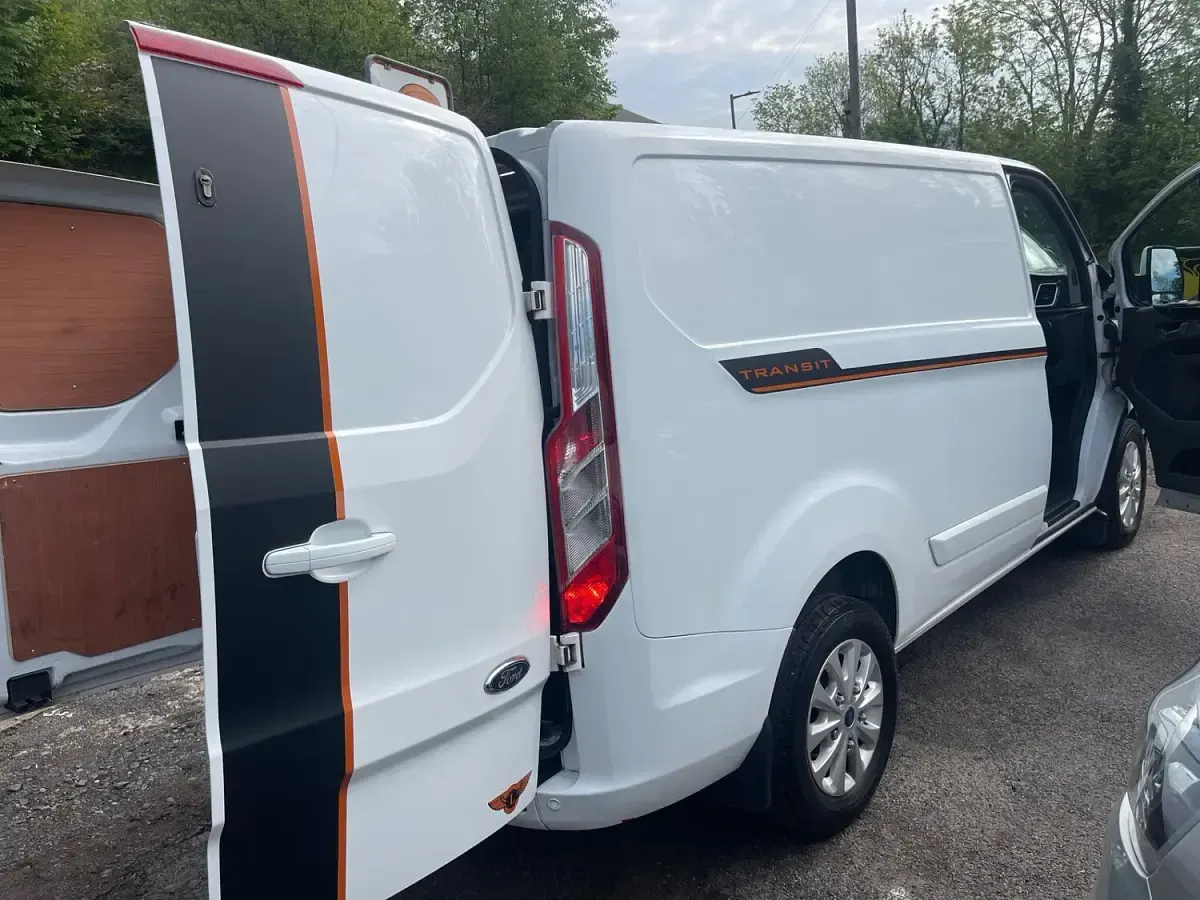 Used Ford Transit Custom Limited 130 HP (95 kW) 2021 White Van