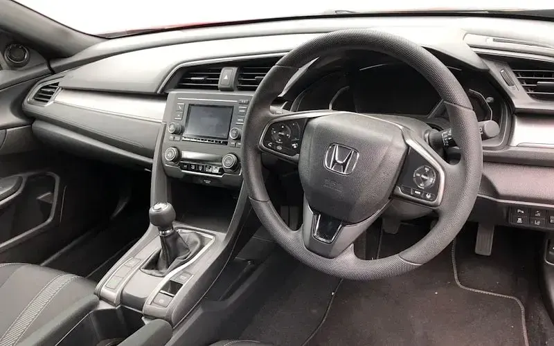 Käytetty Honda Civic SE 129 HP (94 kW) 2018 Musta Viistoperä