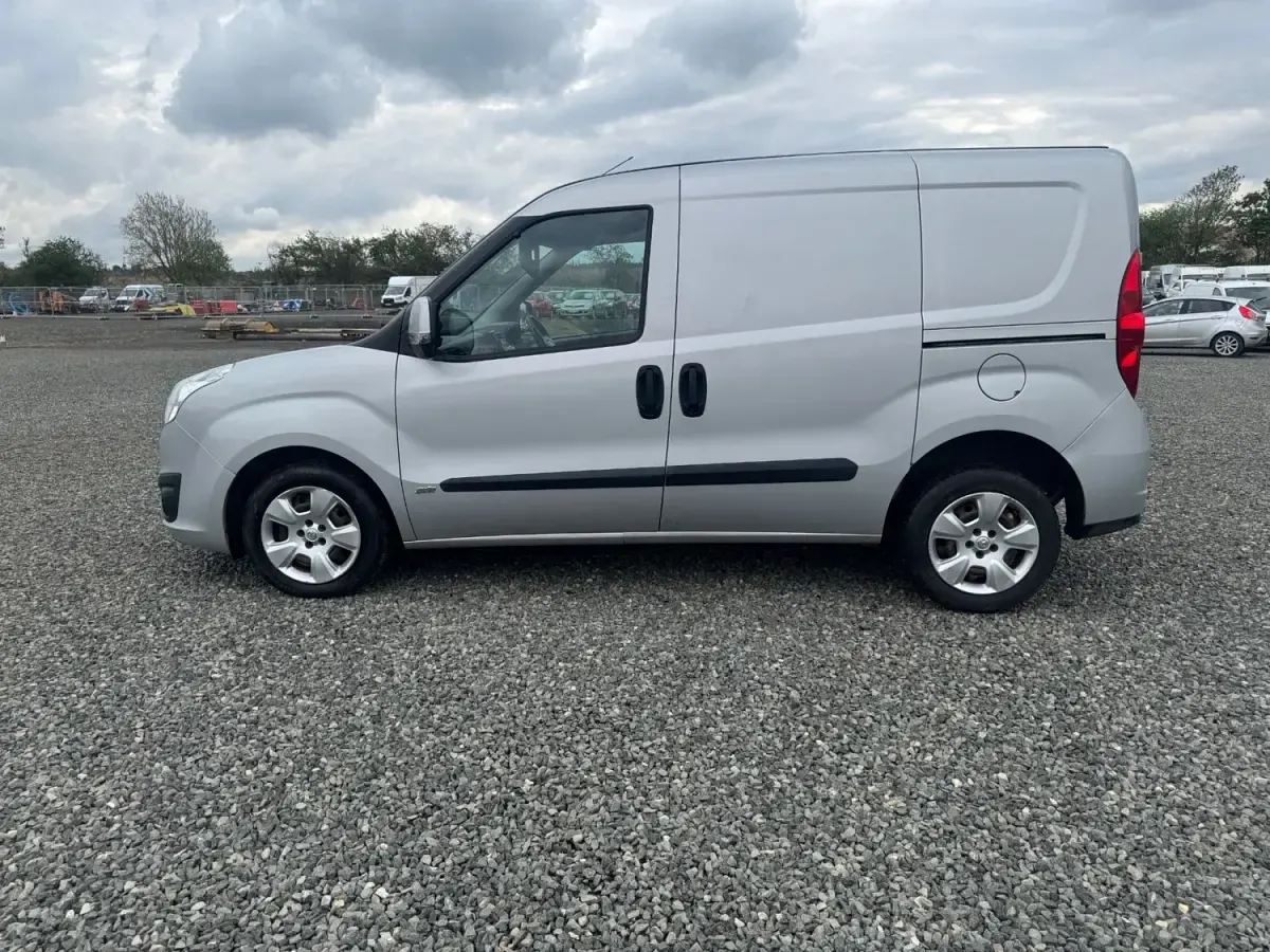 Second-hand Vauxhall Combo Sportive 95 CP (69 kW) 2018 Argintiu Monovolum