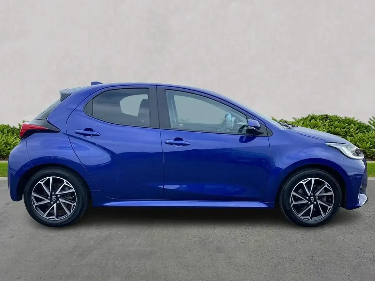 Used Toyota Yaris Design 116 HP (85 kW) 2023 Blue Hatchback