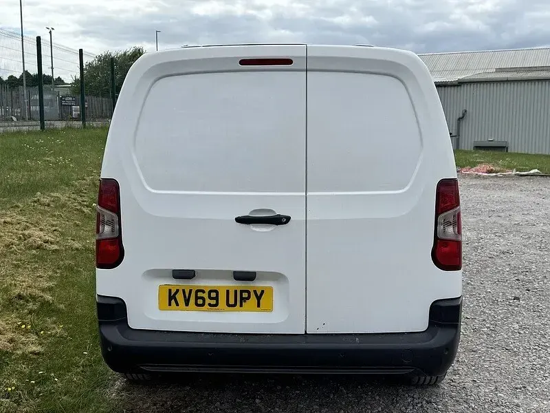 Used Vauxhall Combo Edition 100 HP (73 kW) 2019 White MPV
