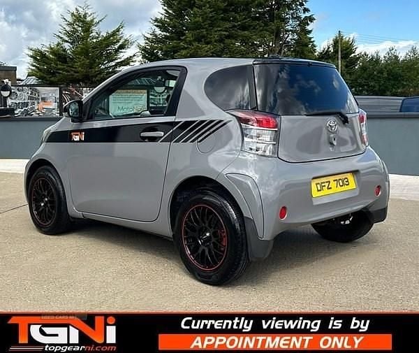 Used Toyota iQ 68 HP (50 kW) 2010 Silver Hatchback