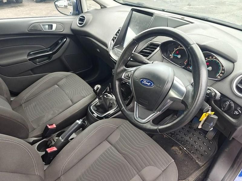Usado Ford Fiesta Zetec 82 HP (60 kW) 2015 Azul Citadino