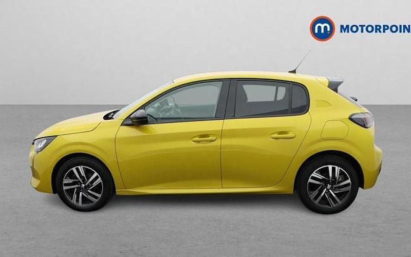 Used Peugeot 208 Allure+ 131 HP (96 kW) 2023 Yellow Hatchback