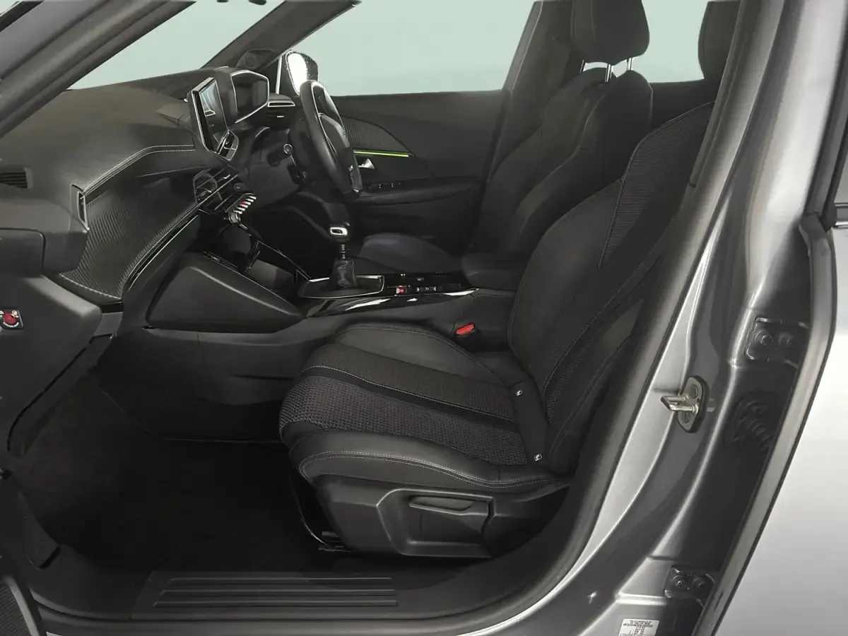 Usado Peugeot 2008 GTi 130 CV (95 kW) 2022 Gris SUV