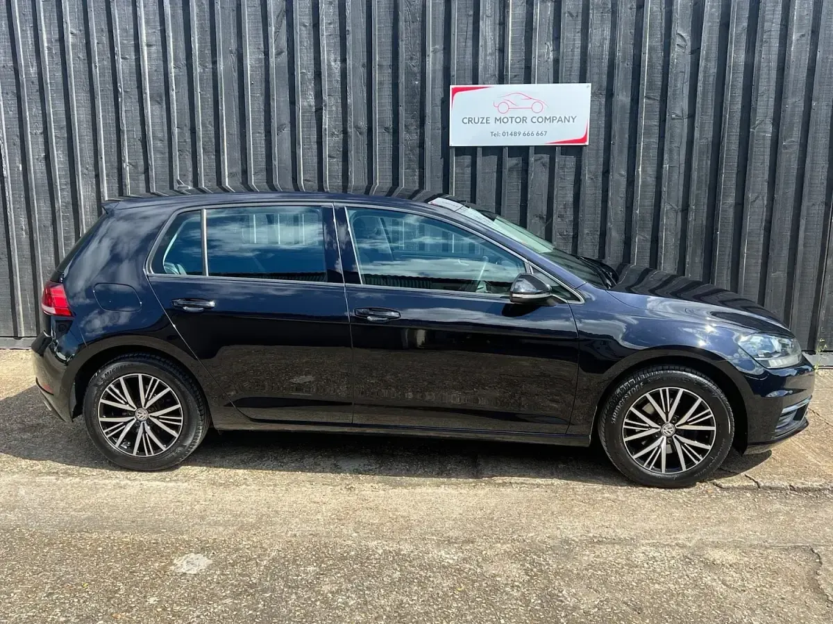 Used VW Golf VII SE 125 HP (91 kW) 2018 Black Hatchback