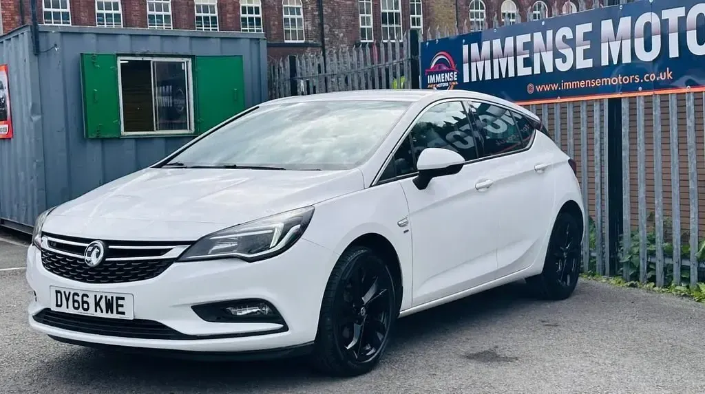 Begagnad Vauxhall Astra SRi 2016 Vit Halvkombi