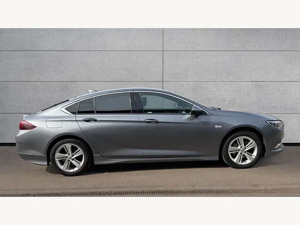 Używany Vauxhall Insignia SRi 136 KM (100 kW) 2017 Szary Hatchback