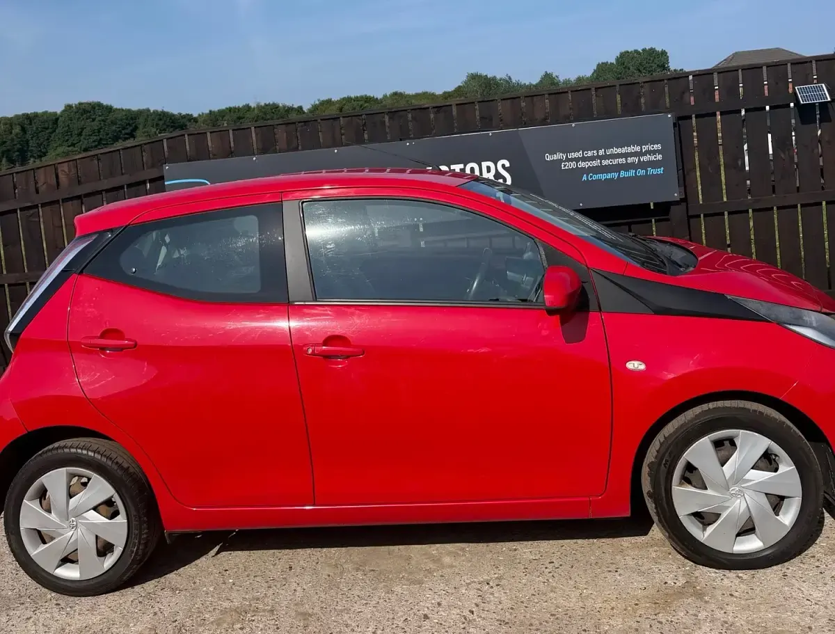 Used Toyota Aygo X-play 69 HP (50 kW) 2017 Red Hatchback