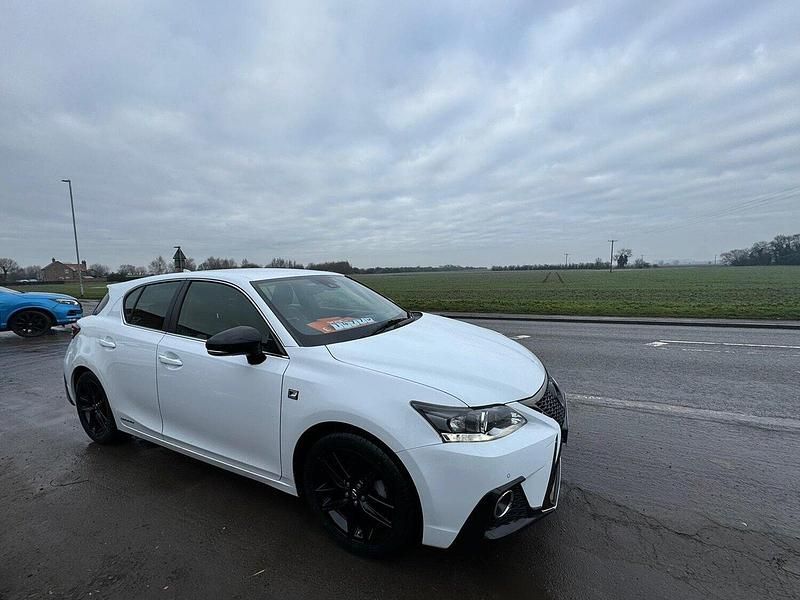 Used Lexus CT200h Sport Line 136 HP (100 kW) 2017 White Hatchback