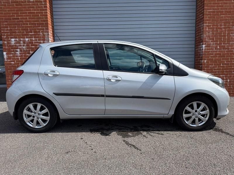 Used Toyota Yaris Multidrive S 101 HP (74 kW) 2012 Silver Hatchback