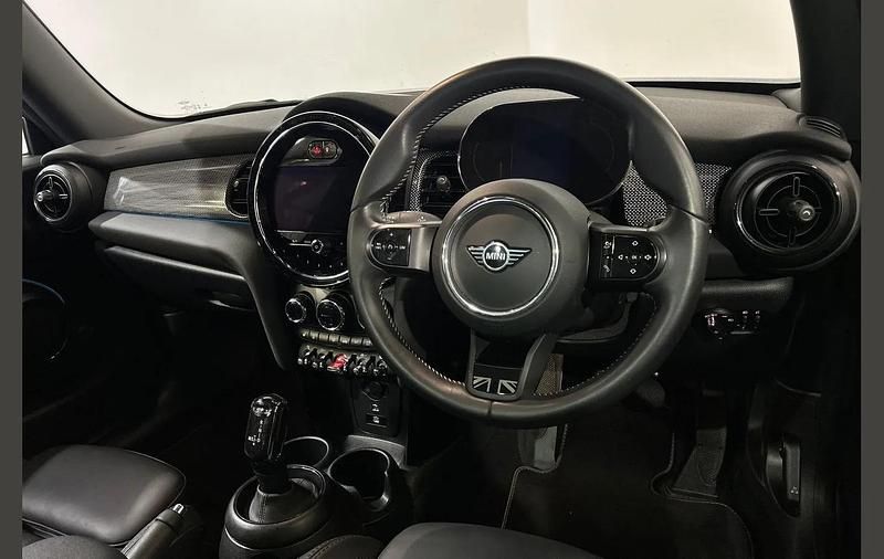 Begagnad Mini Cooper Exclusive 136 HK (100 kW) 2023 Svart Halvkombi