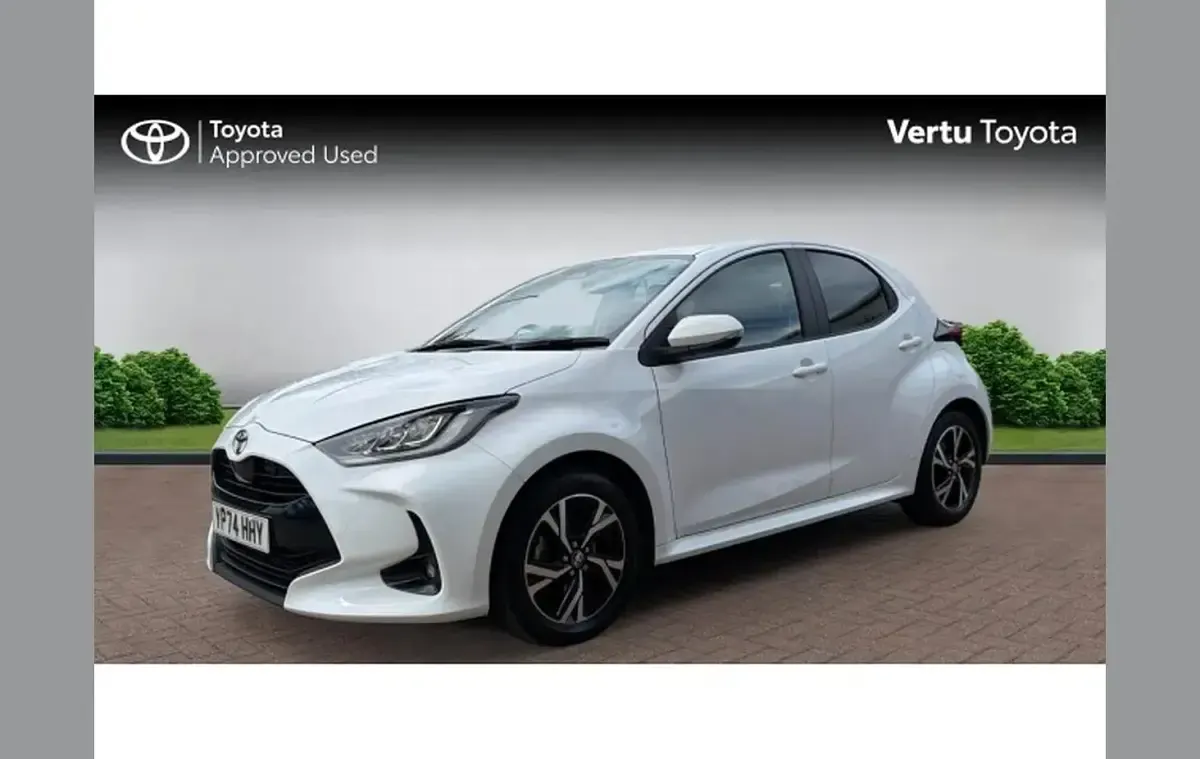 Used Toyota Yaris Design 113 HP (83 kW) 2024 White Hatchback