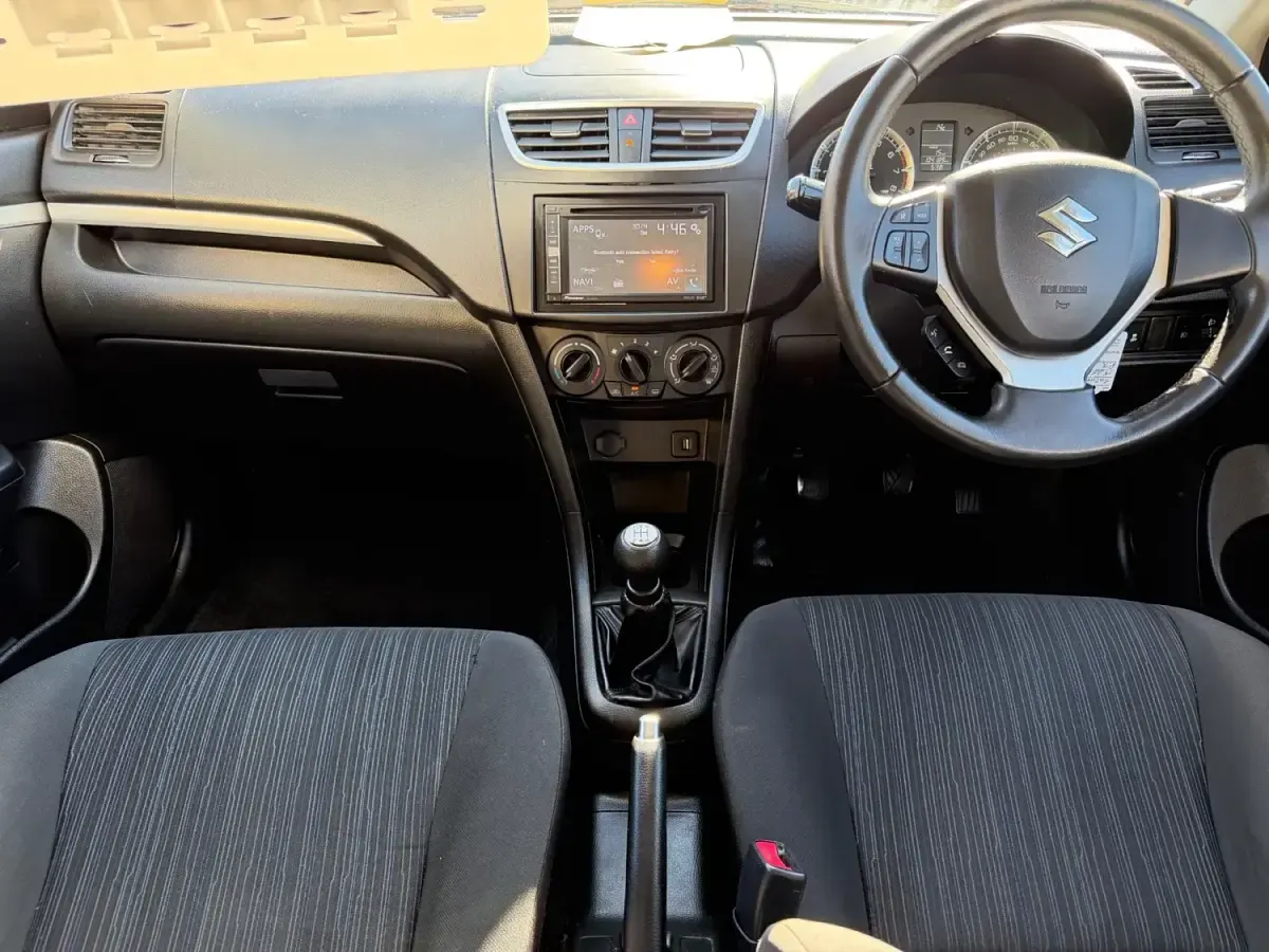 Begagnad Suzuki Swift SZ3 2015 Vit Halvkombi