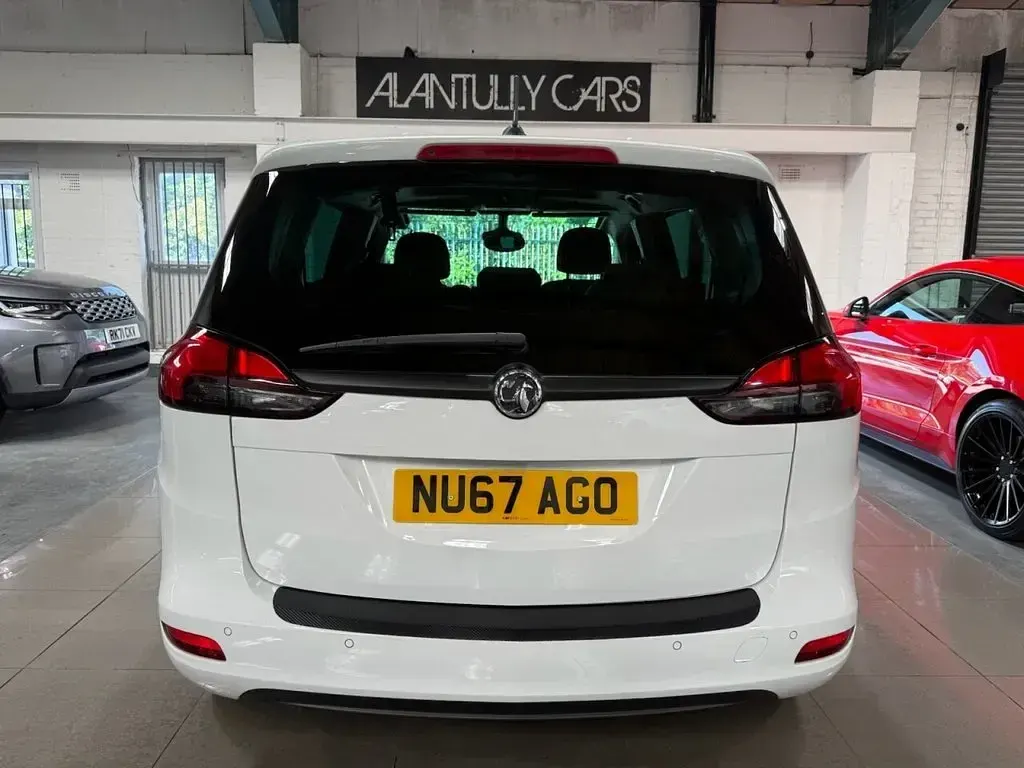 Used Vauxhall Zafira Tourer Elite 140 HP (102 kW) 2017 White MPV