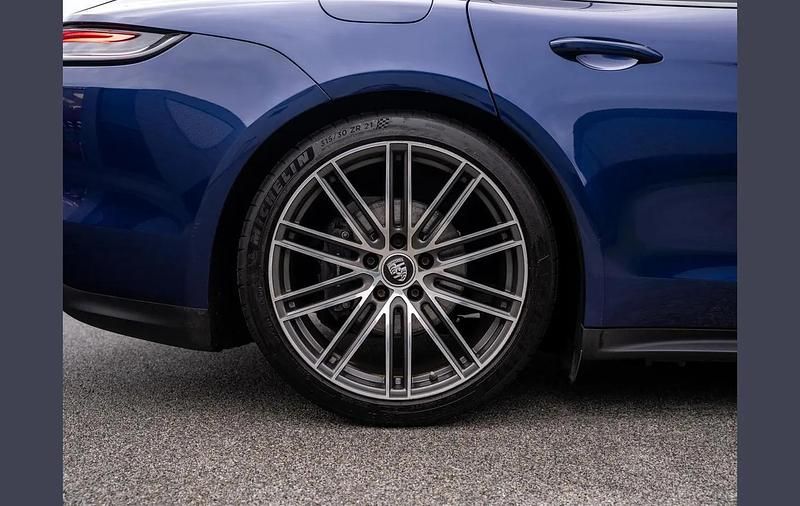 Used Porsche Panamera 325 HP (239 kW) 2022 Blue Hatchback