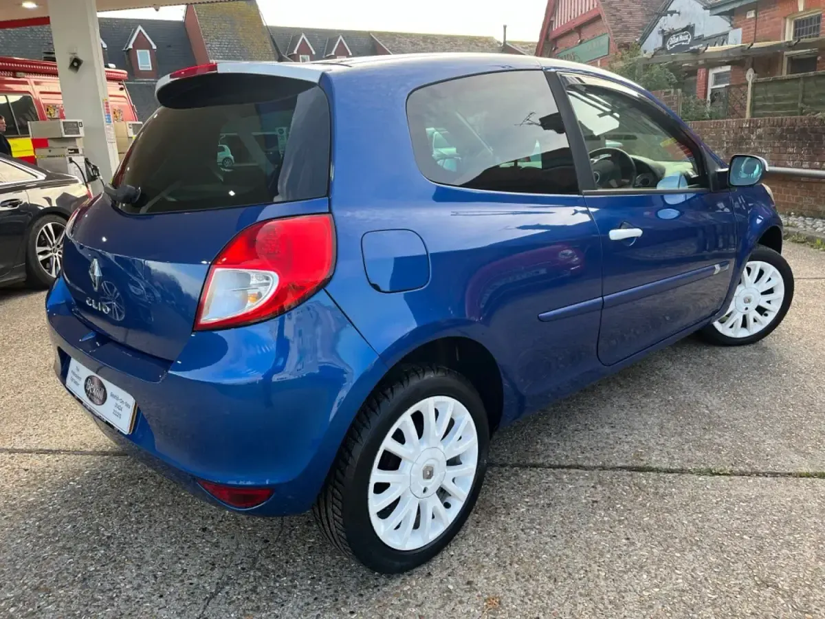 Used Renault Clio II 86 HP (63 kW) 2010 Blue Hatchback