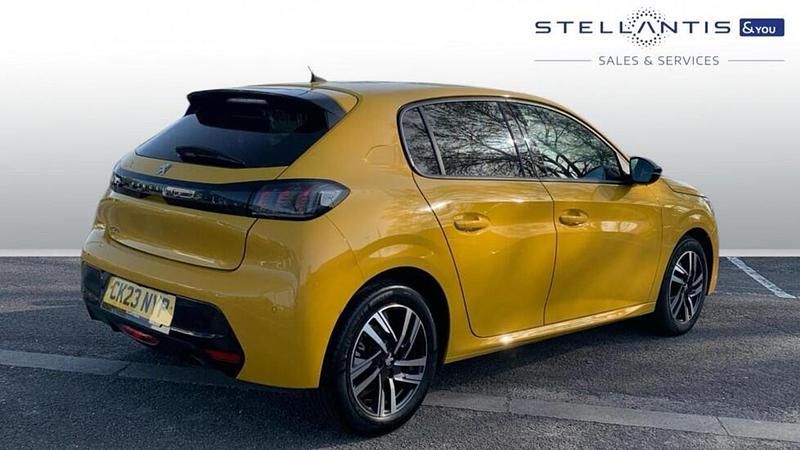 Used Peugeot 208 Allure+ 99 HP (72 kW) 2023 Yellow Hatchback