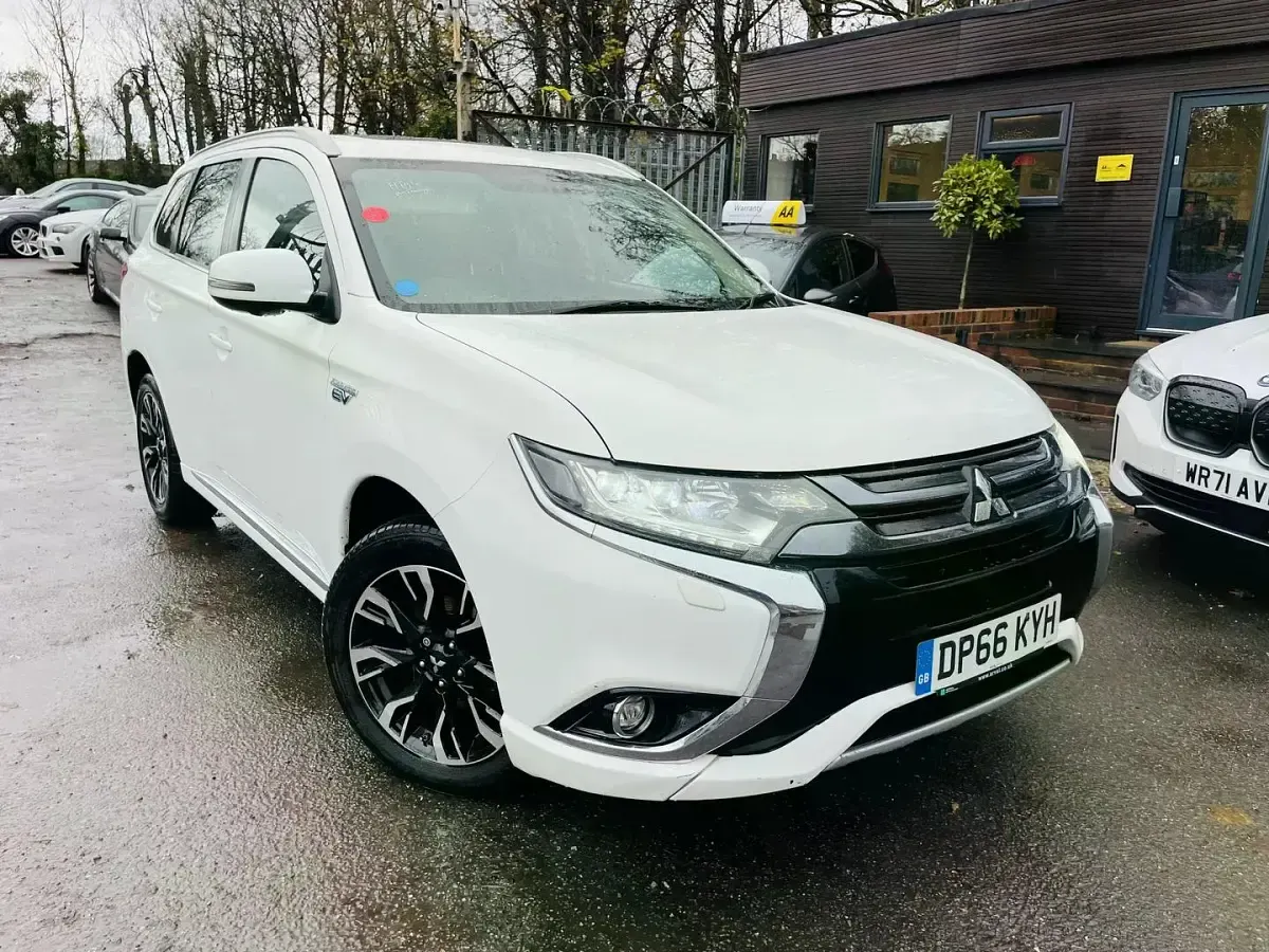 Used Mitsubishi Outlander P-HEV 2017 White Estate