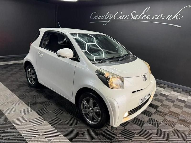 Used Toyota iQ 68 HP (50 kW) 2010 White Hatchback