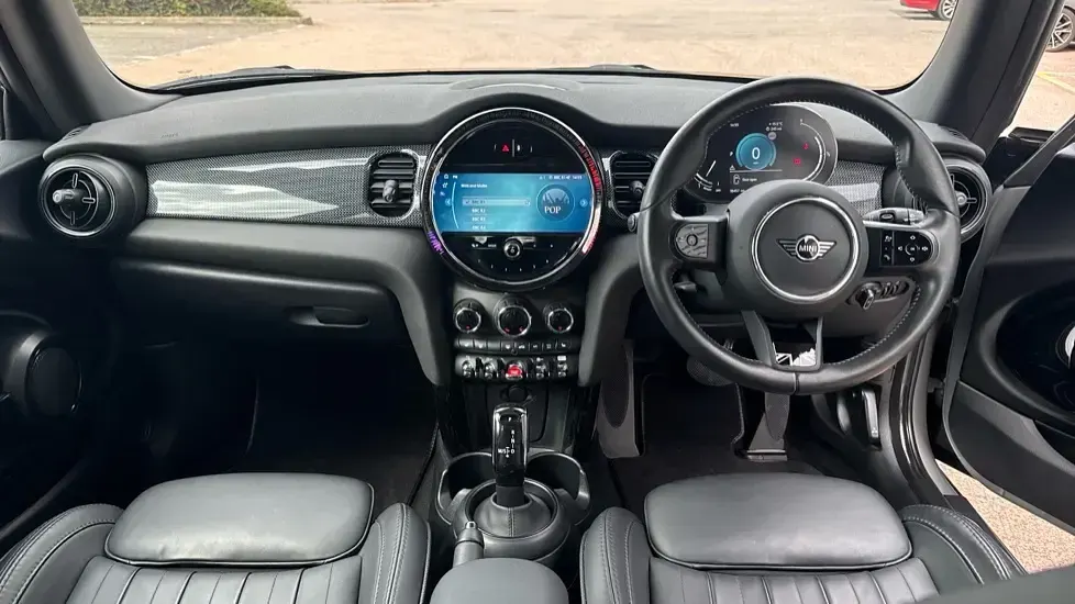 Używany Mini Cooper Exclusive 134 KM (98 kW) 2024 Srebrny Hatchback