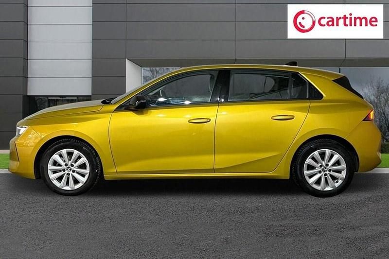 Second-hand Vauxhall Astra Design Edition 130 CP (95 kW) 2022 Galben Hatchback