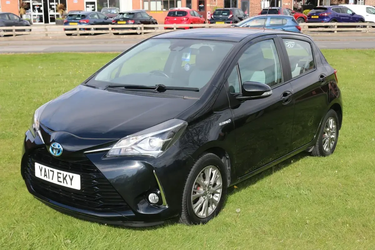 Używany Toyota Yaris Hybrid 2017 Czarny Hatchback