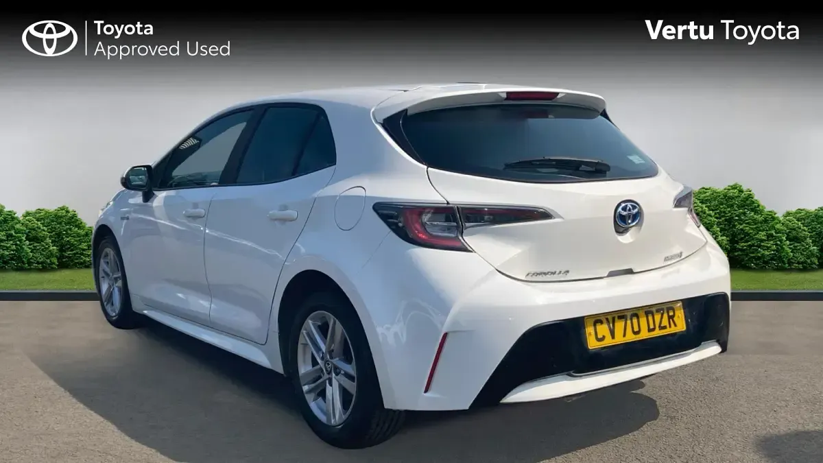 Used Toyota Corolla 122 HP (89 kW) 2020 Pure white (solid paint) Hatchback