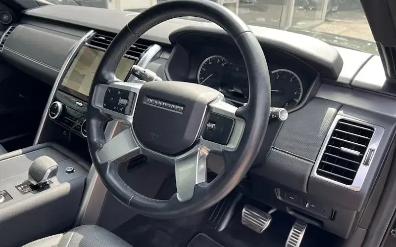 Used Land Rover Discovery 5 SE Dynamic 300 HP (220 kW) 2023 SUV