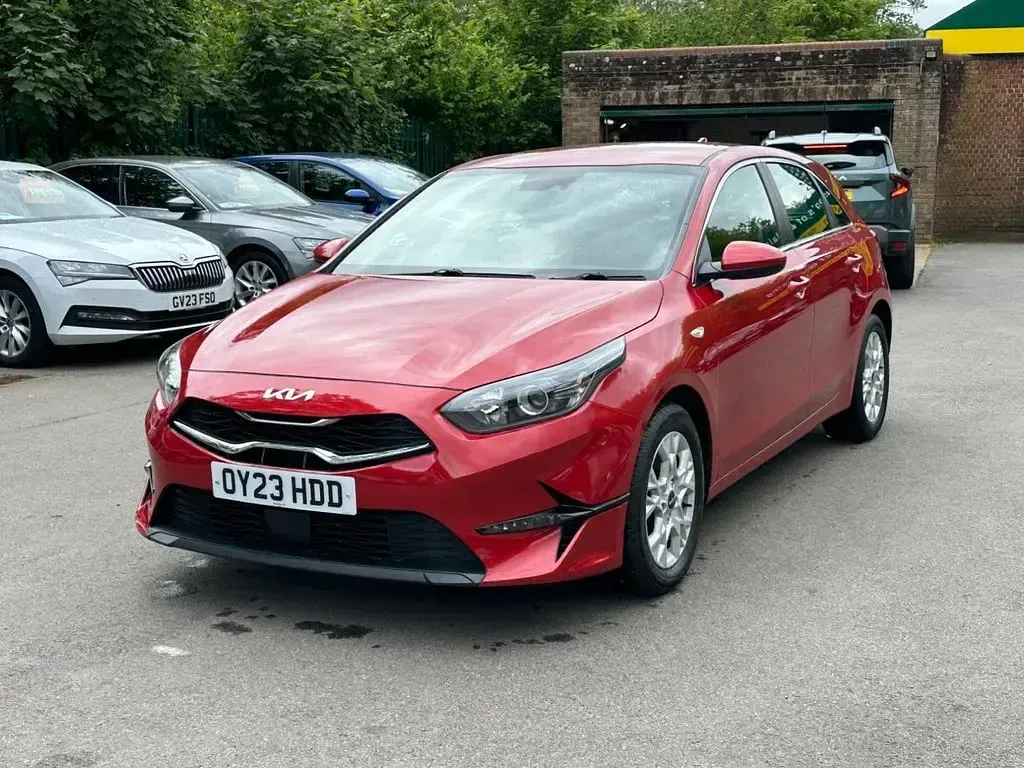 Käytetty Kia Ceed 158 HP (116 kW) 2023 Punainen Viistoperä