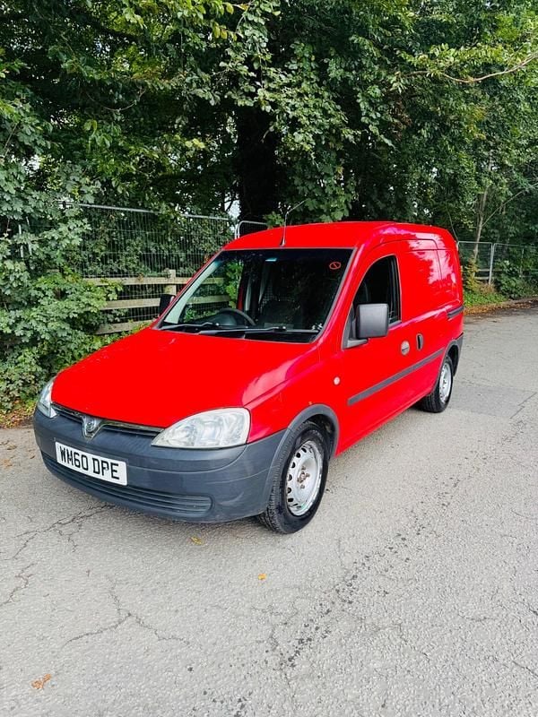 Red Used 2011 Vauxhall Combo MPV | £1,990 (Good price) - Image 1/4