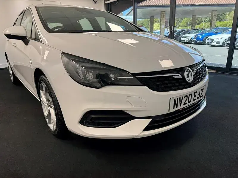 Used Vauxhall Astra SRi 145 HP (106 kW) 2020 White Hatchback