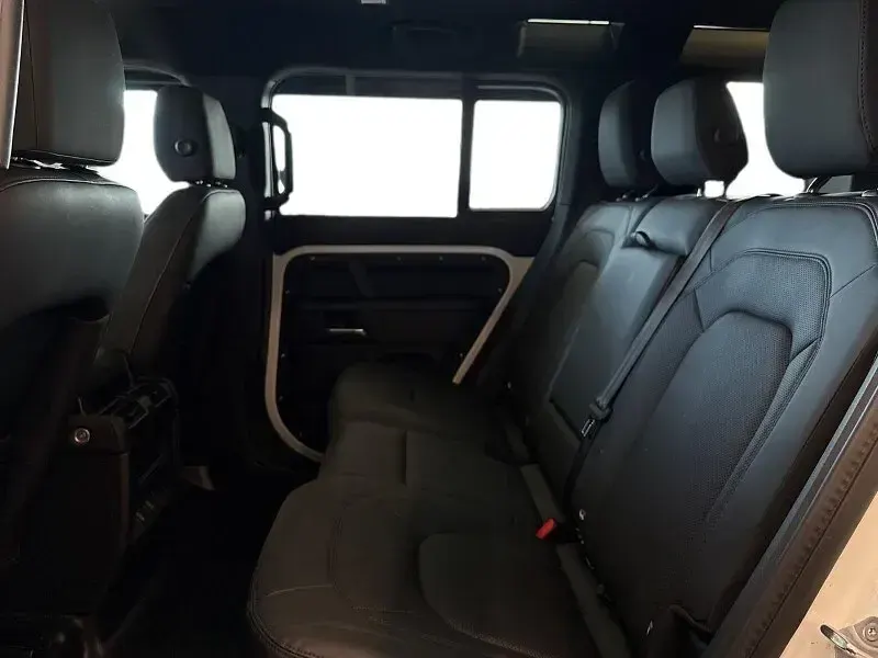 Used Land Rover Defender SE Dynamic 250 HP (183 kW) 2025 White SUV