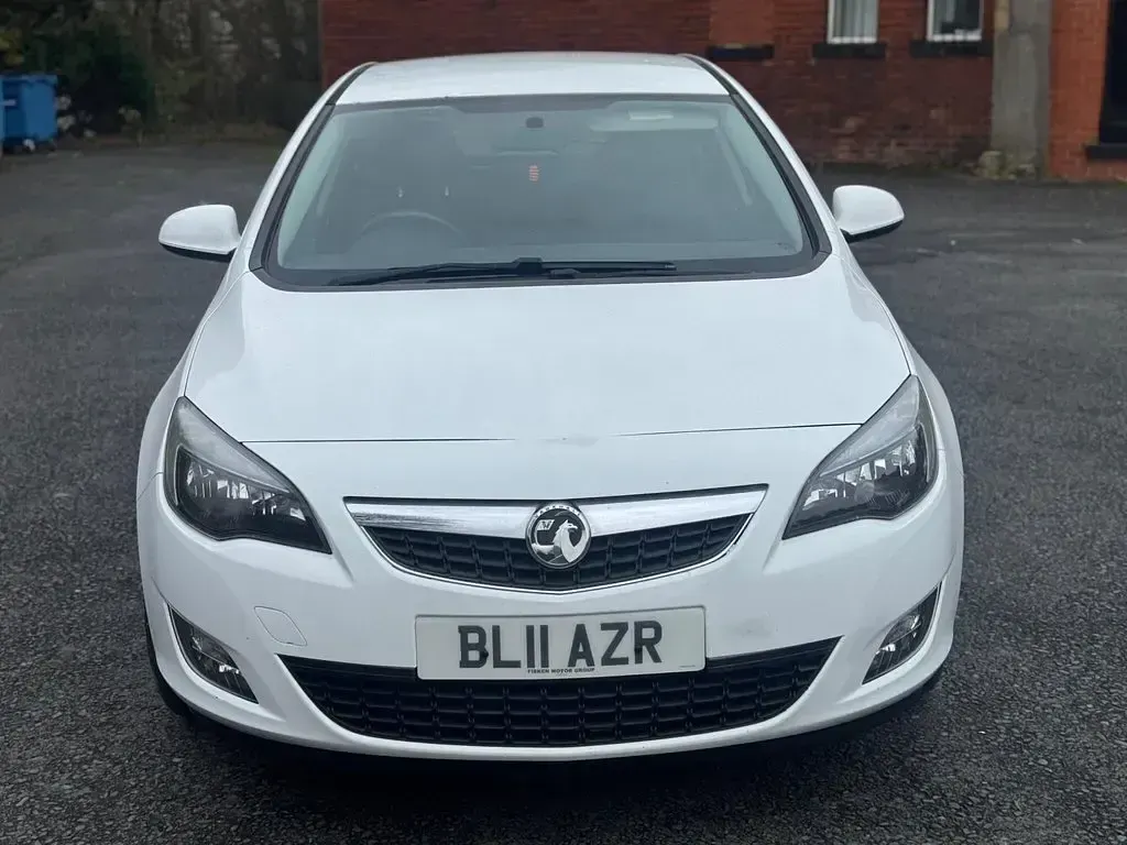 Used Vauxhall Astra SRi 2011 White Hatchback