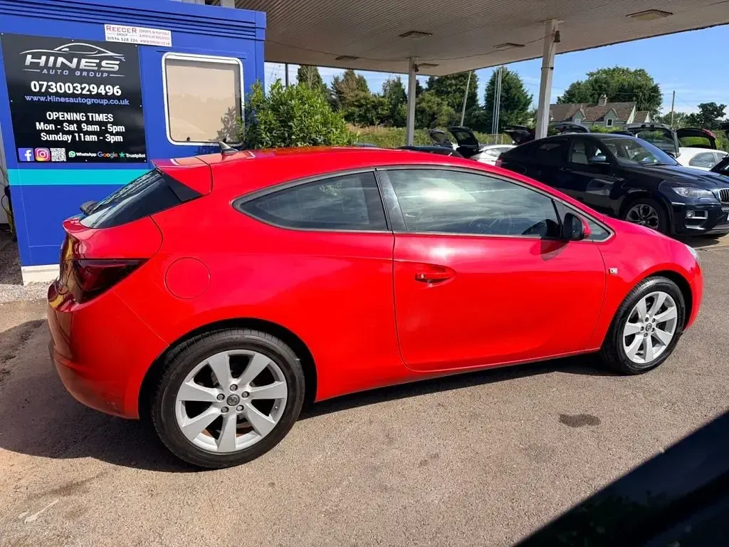 Used Vauxhall Astra GTC Sport 140 HP (102 kW) 2014 Red Hatchback