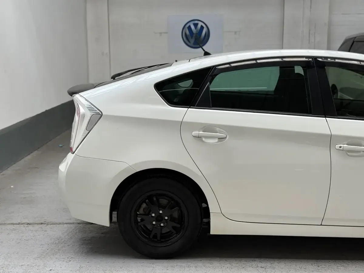 Used Toyota Prius 70 HP (51 kW) 2026 White Hatchback