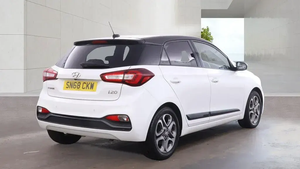 Used Hyundai i20 Premium 84 HP (61 kW) 2019 White Hatchback