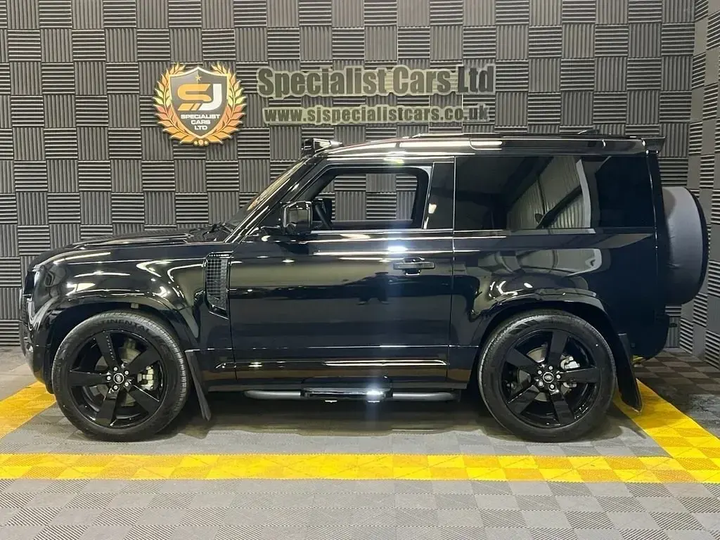 Usado Land Rover Defender SE Dynamic 2025 Preto SUV