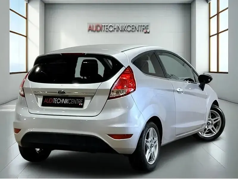 Usado Ford Fiesta Zetec 82 HP (60 kW) 2014 Prateado Citadino