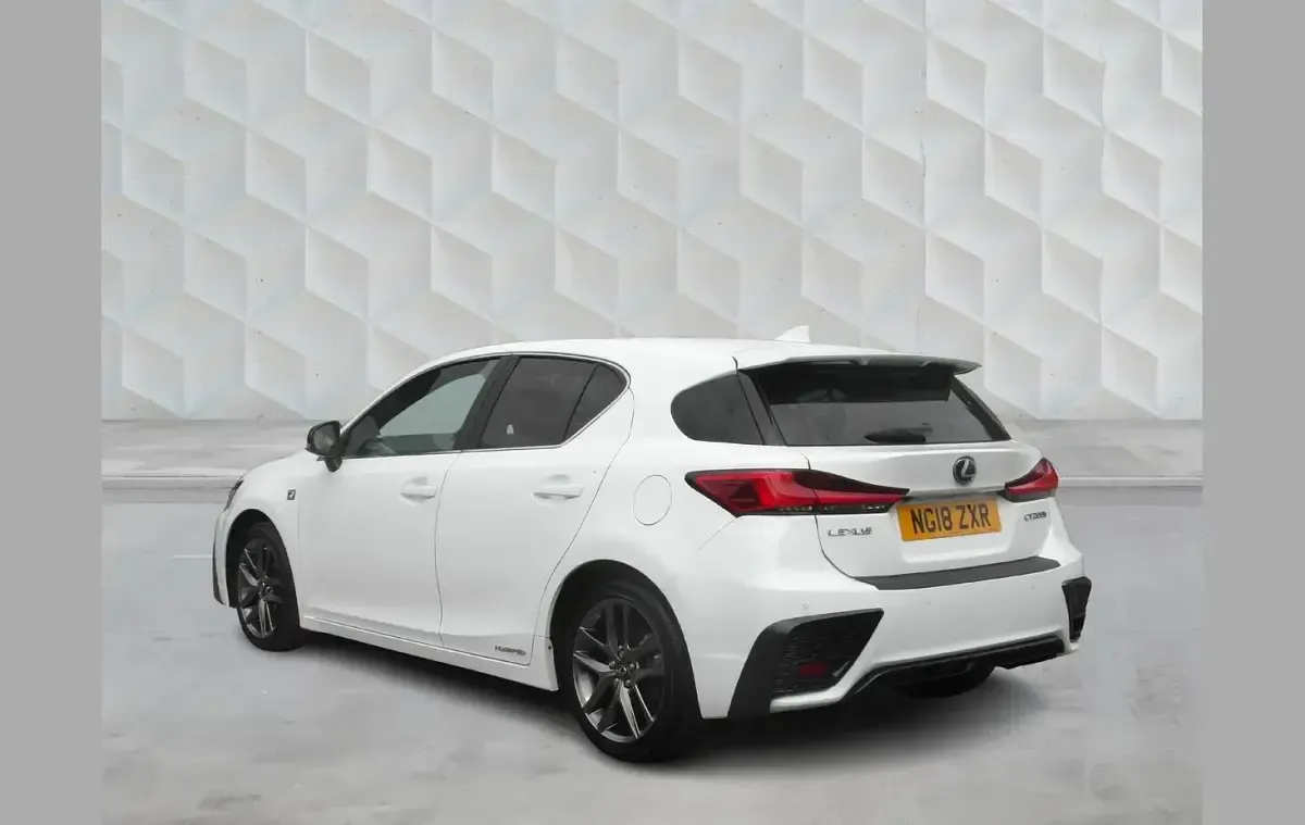 Used Lexus CT200h Sport Line 134 HP (98 kW) 2018 White Hatchback