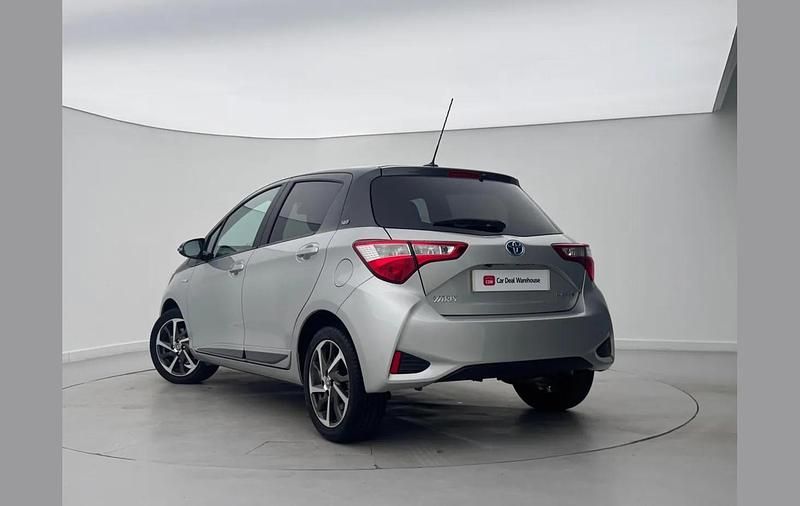 Used Toyota Yaris Hybrid 99 HP (72 kW) 2020 Silver Hatchback