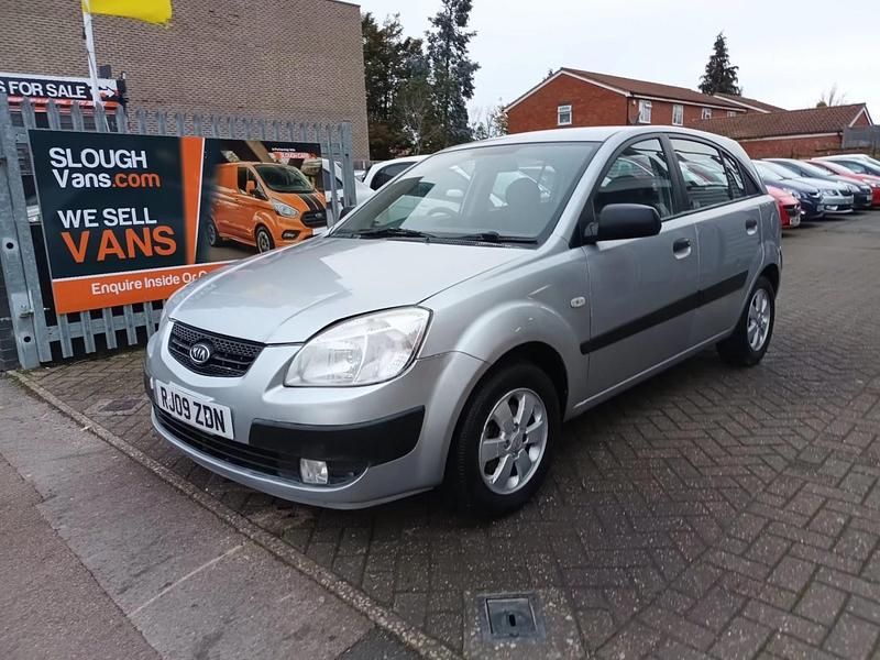 Begagnad Kia Rio 109 HK (80 kW) 2009 Silver Halvkombi