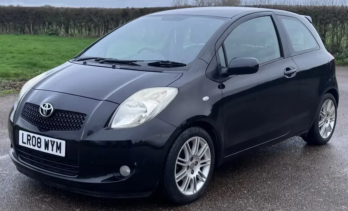 Begagnad Toyota Yaris SR 2008 Svart Halvkombi