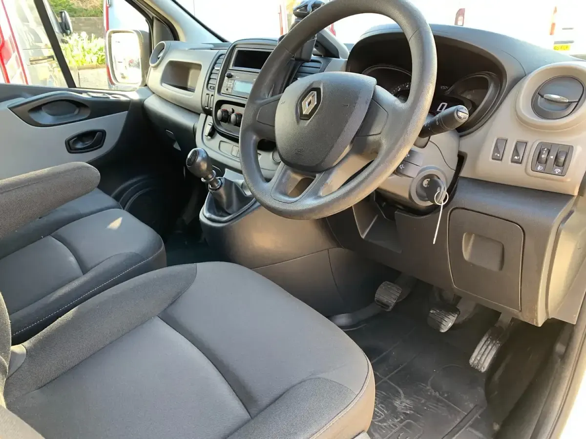 Begagnad Renault Trafic Business 120 HK (88 kW) 2019 Vit Minibuss
