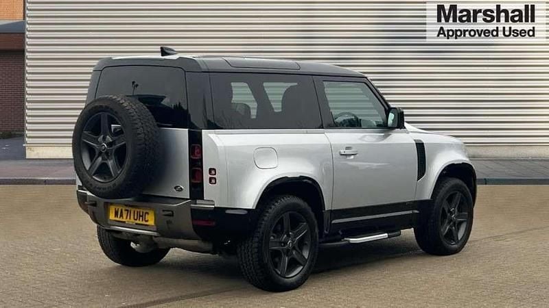 Usado Land Rover Defender SE Dynamic 249 HP (183 kW) 2021 Prateado Carrinha