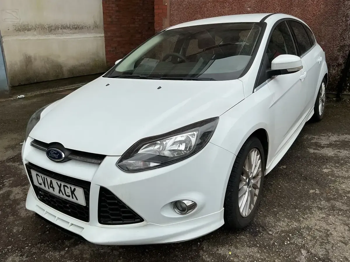 Begagnad Ford Focus Zetec 125 HK (91 kW) 2014 Vit Halvkombi